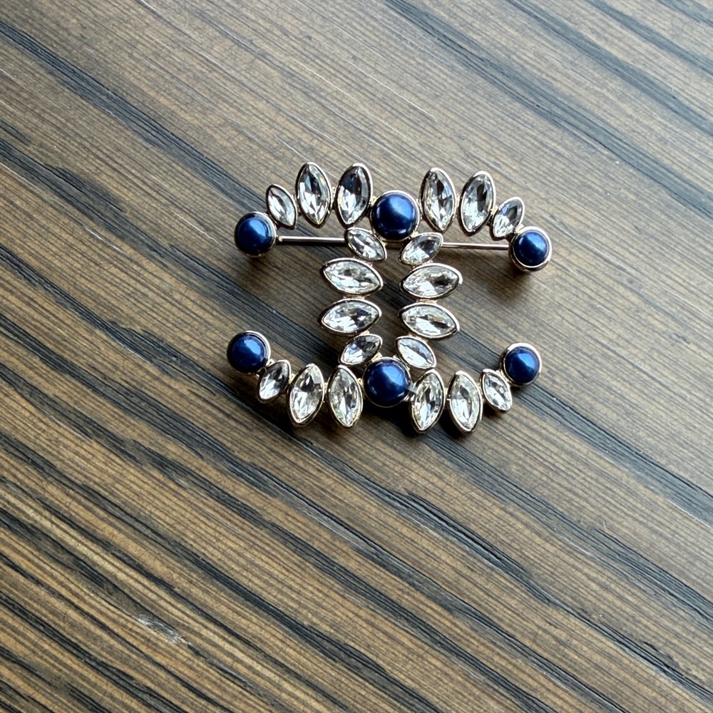Elegant Silver and Blue Women's Brooch